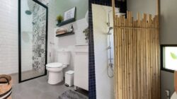 5 Ide Sekat Kamar Mandi yang Estetik dan Bertahan Air