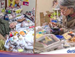 Kisah Ibu dan Anak Tinggal Di Rumah Penuh Sampah Padahal Banyak Uang
