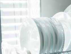 5 Pilihan Model Rak Piring Simpel hingga Modern yang Fungsional | Panduan & Rujukan