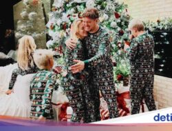 Dekorasi Pohon Natal Seleb Dunia, Punya Michael Buble Matching Sama Baju